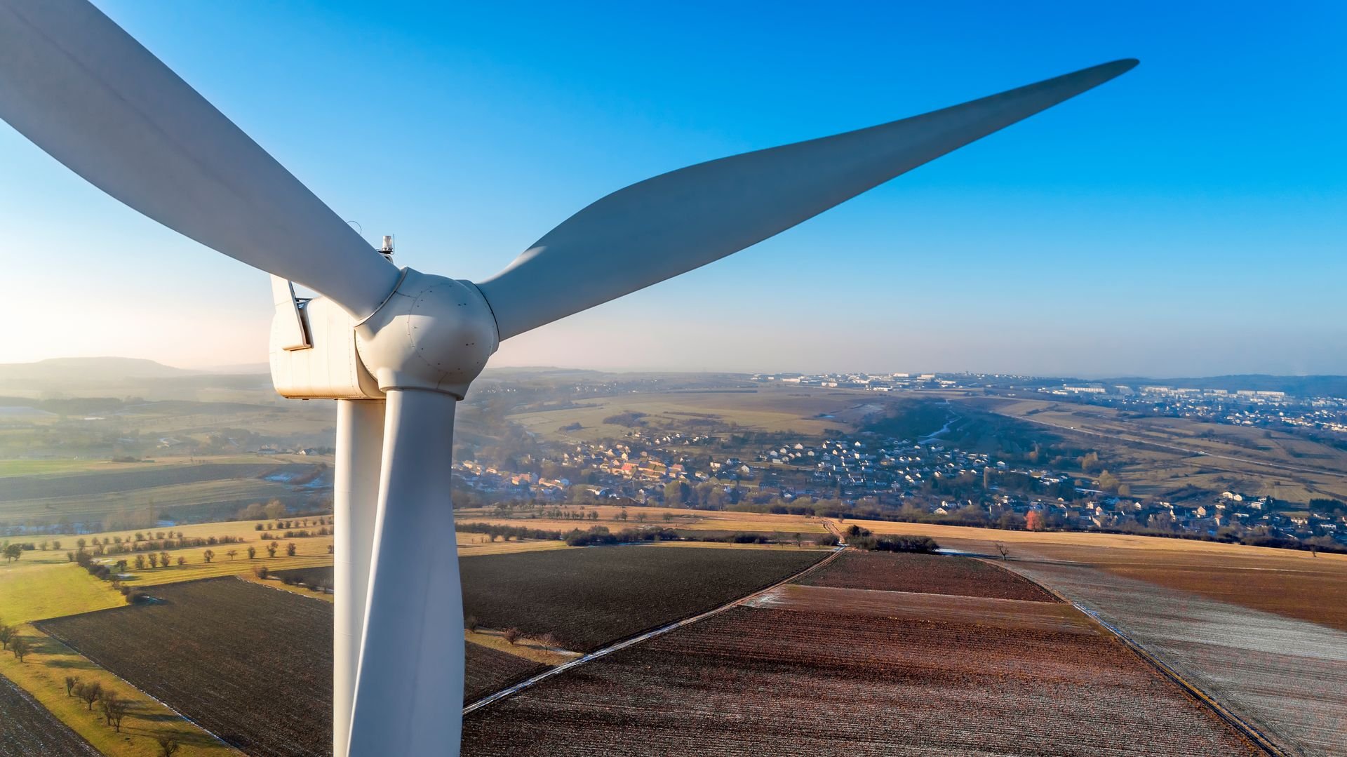 Windkraft und Erdwärme sollen zukünftig Energie liefern.