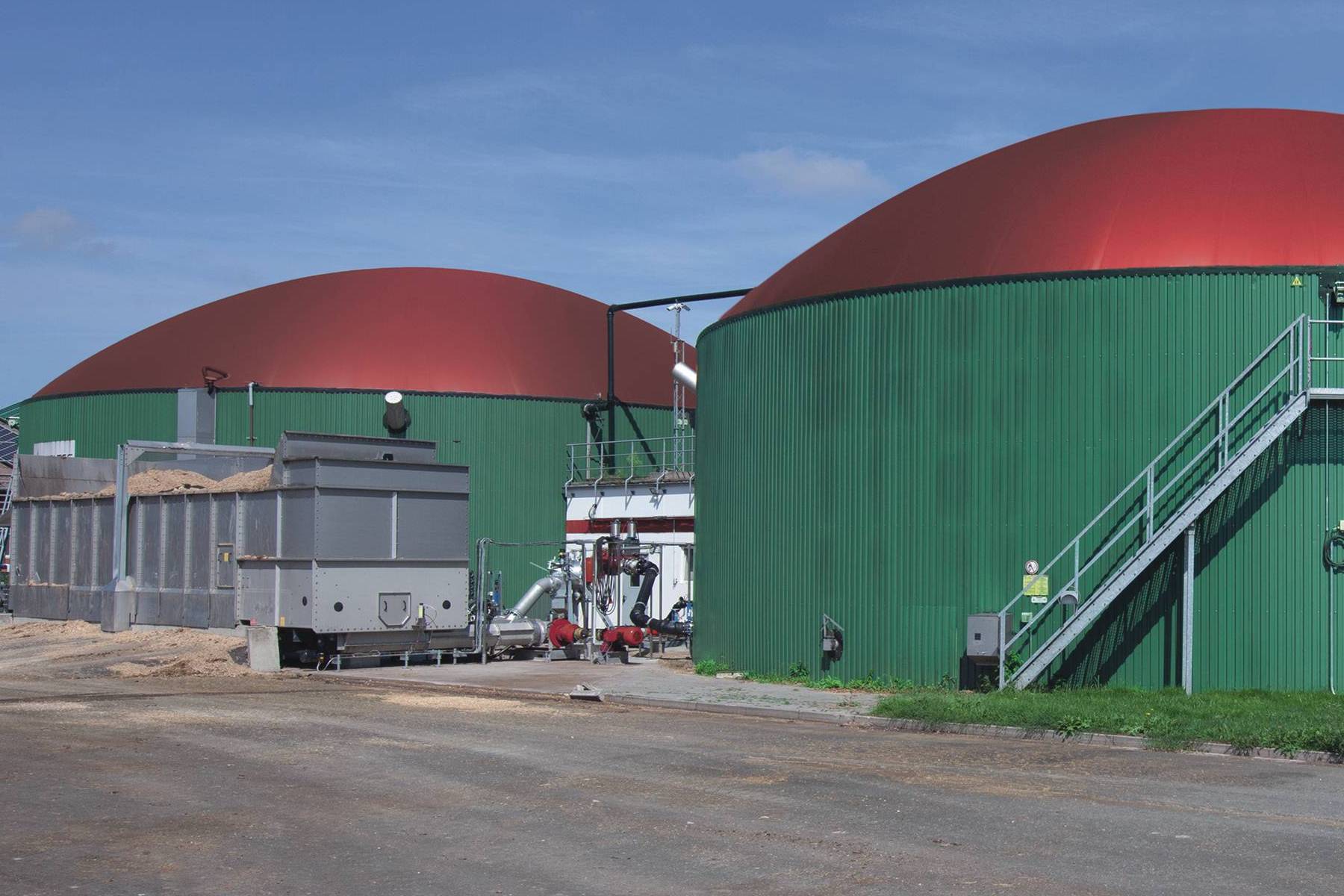 In einer Biogasanlage können organische Abfälle oder Biomasse in einem anaeroben Raum (ohne Sauerstoff) durch Bakterien in Biogas umgewandelt werden. 